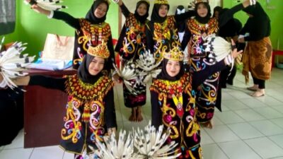 KEYSHA ALMAHYRA SHATLETTA TAMPIL MEMUKAU DI UJIAN SENI DAN BUDAYA MTsN MALINAU